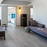 Vangelis & Hotel 4*