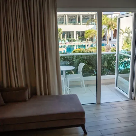 Vangelis & Hotel 4*